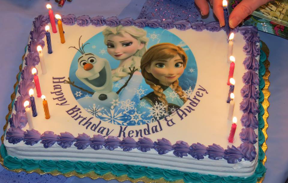 Bánh kem in hình Elsa & Anna mã B1878